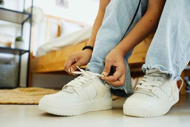 Tying shoes